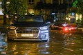 Porsche, Audi nằm cả đêm trên đường chờ cứu hộ sau mưa lớn