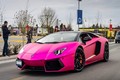 Lamborghi Aventador màu hồng rực rỡ trên phố 