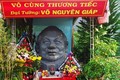 Tạc chân dung Đại tướng cho người dân phúng viếng