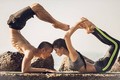 Bộ ảnh vợ chồng Việt tập Yoga trên bờ biển cực chất