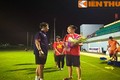 Hội CĐV VFS tặng hoa chúc U19 Việt Nam ra quân thắng lợi