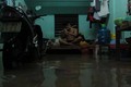 Sinh viên Huế chật vật ôn thi giữa cảnh nước lũ tràn vào phòng trọ
