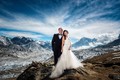 Cặp đôi làm cưới trên đường lên đỉnh Everest