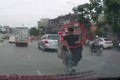 Video: Hai quái xế bốc đầu xe máy, bị ôtô tải quệt văng người