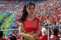 Ăn mặc “khoe hàng” tại World Cup, hot girl Trung Quốc bị ném đá tơi tả