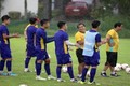 Đội tuyển Việt Nam đội mưa chờ đấu Philippines ở AFF Cup 2018