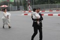 Cấm đường ngày Thượng đỉnh Mỹ-Triều, cô dâu chú rể 'ôm váy chạy bộ'