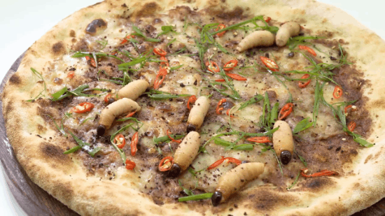 Pizza đuông dừa bò “lúc nhúc“: Món ăn có thật hay Cá tháng Tư?