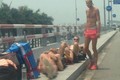 Du khách nước ngoài mặc nội y, phơi nắng "ngả ngớn" tại sân bay Nội Bài