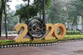 Đường phố Hà Nội rợp cờ hoa tưng bừng chào đón năm mới 2020