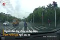 Video: Người lái xe đạp điện làm rơi bé gái ngồi phía sau 