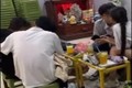 Diễn cảnh nóng trong quán trà chanh, hai đôi trẻ khiến netizen nóng mắt