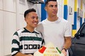 Đỗ Kim Phúc tặng Cristiano Ronaldo món quà đậm chất Việt Nam 