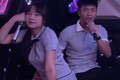 Đi hát Karaoke với vợ, Phan Văn Đức lộ "bàn tay tình tứ"