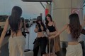 Nhóm gái xinh ăn mặc phản cảm ở sân bay nhìn muốn "độn thổ"