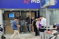 Chuyển đổi số, cây ATM hiếm hoi ở Hà Nội đông đúc ngày cận Tết