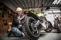 Ngắm cô nhà báo "chất lừ" cùng xế nổ Ducati Scrambler 