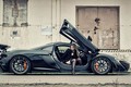 Chân dài thả dáng bên siêu xe triệu đô McLaren P1