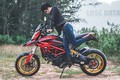 Chân dài Việt đọ dáng "siêu ngầu" bên môtô Ducati Hypermotard