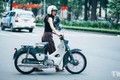 Người đẹp Việt đọ dáng Honda Super Cub C100 đời đầu