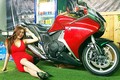 DJ Phương Linh "show hàng" bên môtô Ducati 959 và Honda VFR 