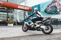 Cưỡi môtô BMW đến showroom "đập thùng" Ducati Panigale V4S
