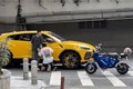 Thanh niên tông móp siêu xe Lamborghini Urus, quỳ xuống xin chủ xe