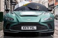 Aston Martin hơn 22 tỷ đồng phải dùng tới 3 cái ô để che mưa nắng