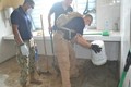 Cận cảnh các binh sĩ Mỹ sửa chữa trạm y tế ở Đà Nẵng