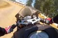 Ducati 1199 chạy bon bon trên đường đất trơn trượt