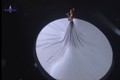 Jennifer Lopez thay 10 bộ váy trong 3 phút gây sốt