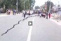 Kinh hoàng đường nhựa nứt đôi sau động đất ở Nepal