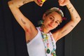 Miley Cyrus đua đòi mốt nhuộm lông nách hồng