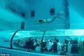 Chiêm ngưỡng "nàng tiên cá" trong bể bơi sâu nhất thế giới