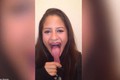 Chiếc lưỡi "ma thuật" chạm tới tận mắt của cô gái Venezuela