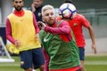 Messi khoe kỹ thuật "xỏ háng" đồng đội trên sân tập