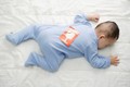 Bé 9 tháng tuổi đột tử trong tư thế ngủ, cảnh báo tư thế nằm sau khi uống sữa