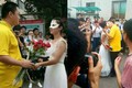 Nữ giảng viên mặc váy cưới cầu hôn học trò gây sốt 