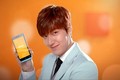 Đứng hình ngắm soái ca Lee Min Ho bên điện thoại