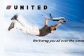 Loạt ảnh chế phản đối hãng hàng không United Airlines kéo lê khách