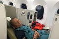 HLV Park Hang-seo tranh thủ ngủ trong chuyến bay về Việt Nam