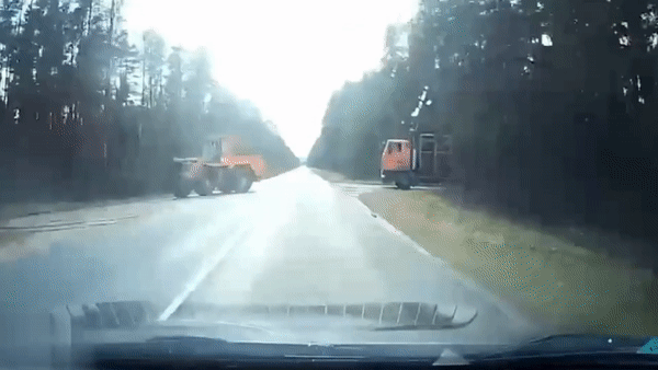 Video: SUV tông tan nát đuôi xe bán tải 