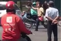 Video: Người đàn ông cầm dao chém xe khách, bị đánh dã man