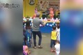 Video: Đứng cổ vũ con gái, bố không quên múa dẻo “nhắc bài“