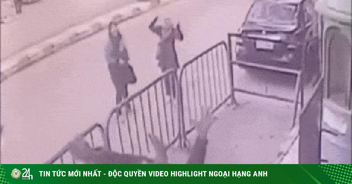 Video: Cảnh sát tay không đỡ đứa trẻ 5 tuổi rơi từ ban công