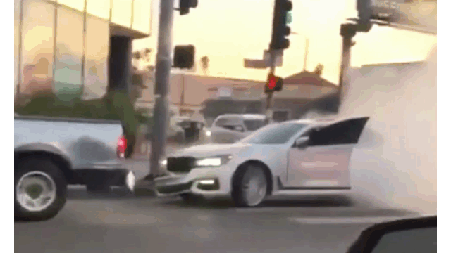 Clip: Tài xế BMW điên cuồng trả thù xe bán tải sau va chạm 