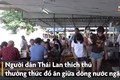 Nước tràn ngập nhà hàng người Thái vẫn ngồi ăn vui vẻ