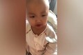 Video: Hình ảnh em bé đáng yêu đang ăn bỗng lăn ra ngủ say