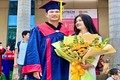 Cô gái cởi áo cử nhân mặc cho anh trai trong lễ tốt nghiệp 