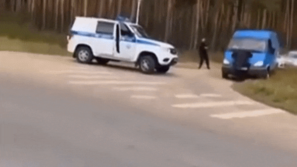 Clip: Bị chặn đường, tài xế ô tô đâm văng cảnh sát rồi bỏ chạy
